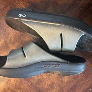 OOFOS Black Ergonomic Sandals